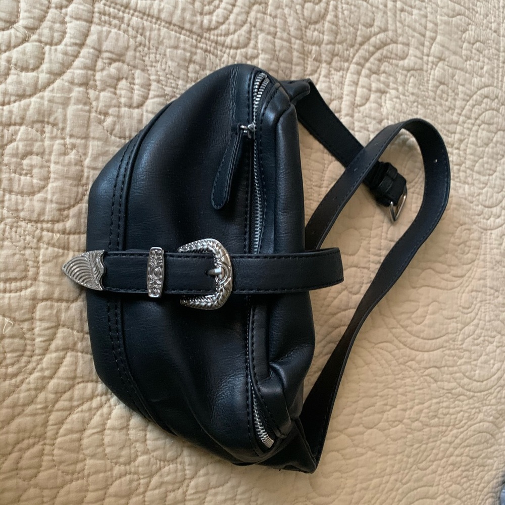 🖤🖤FOREVER 21 BELT BAG 🖤🤍